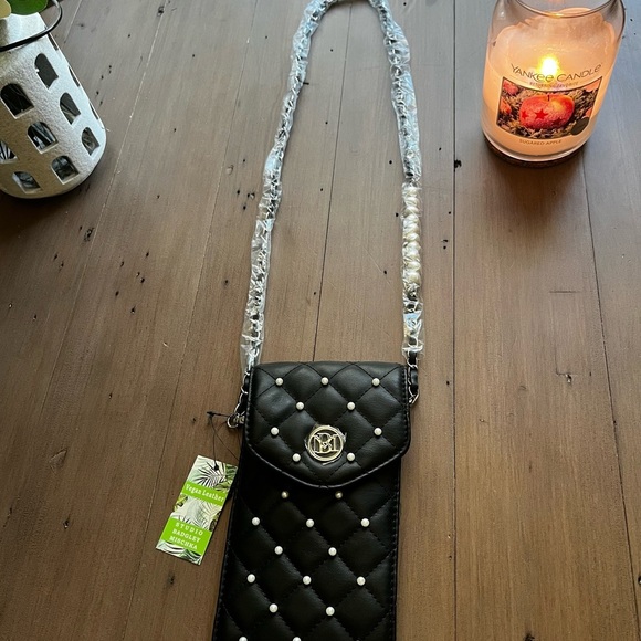 Badgley Mischka Handbags - Badgley Mischka Black and White crossbody